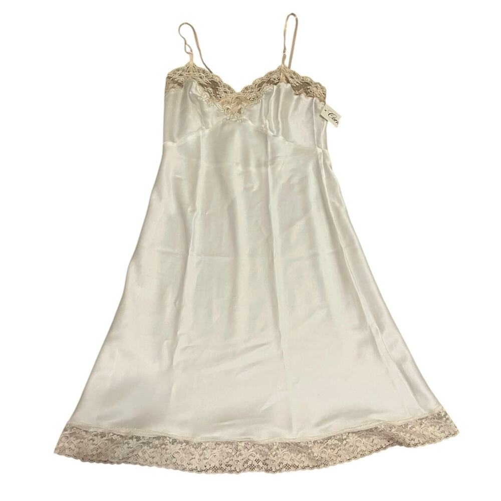 Corhan off white short nightgown with lace trim and bow design